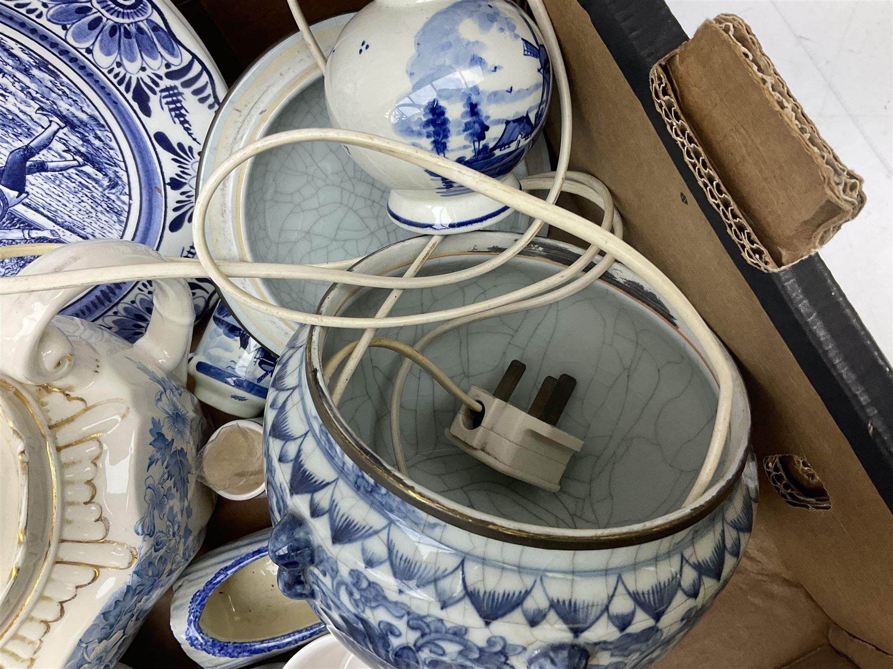 Quantity of blue and white ceramics to include Chinese ginger jar decorated with flowers - Image 4 of 10