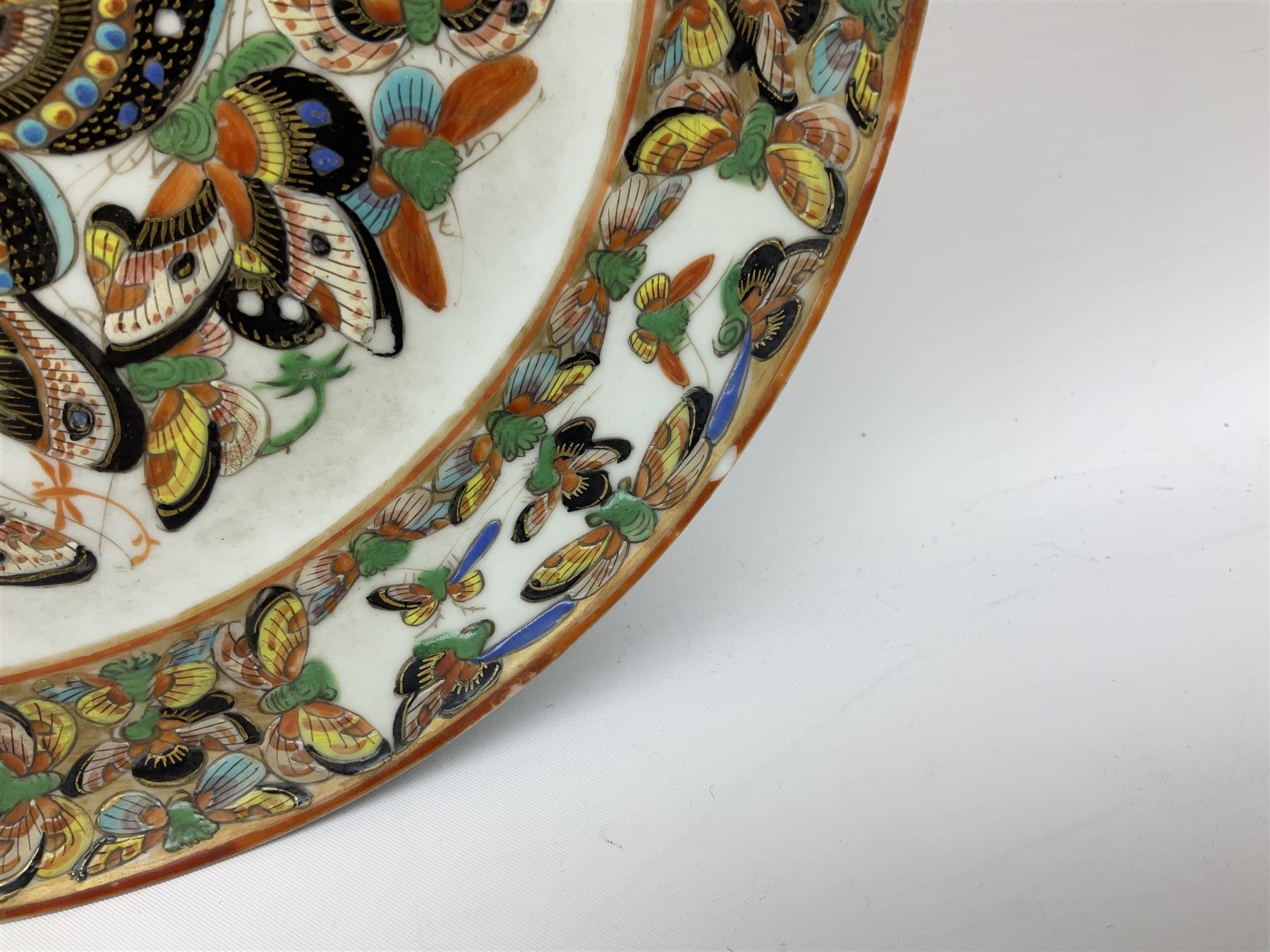 19th century Chinese export plate decorated densely in enamel with butterflies - Bild 3 aus 5