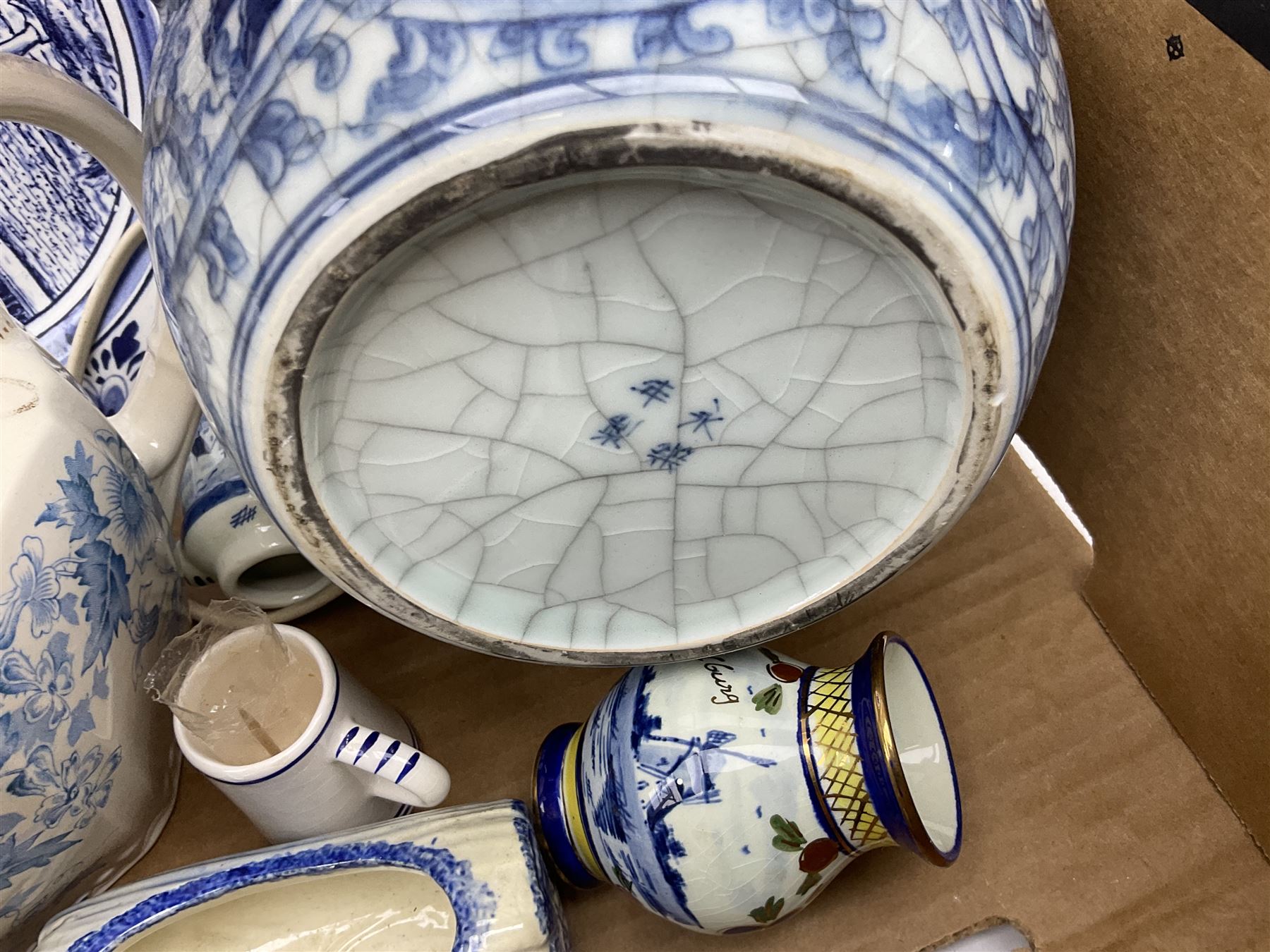 Quantity of blue and white ceramics to include Chinese ginger jar decorated with flowers - Image 8 of 10