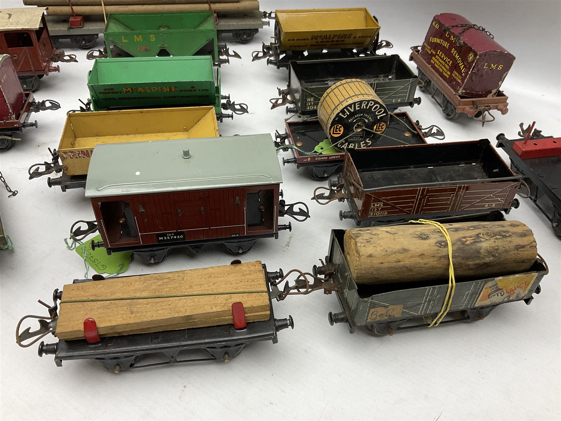 Hornby '0' gauge - sixteen unboxed and playworn goods wagons including bogeyed log carrier - Image 2 of 11