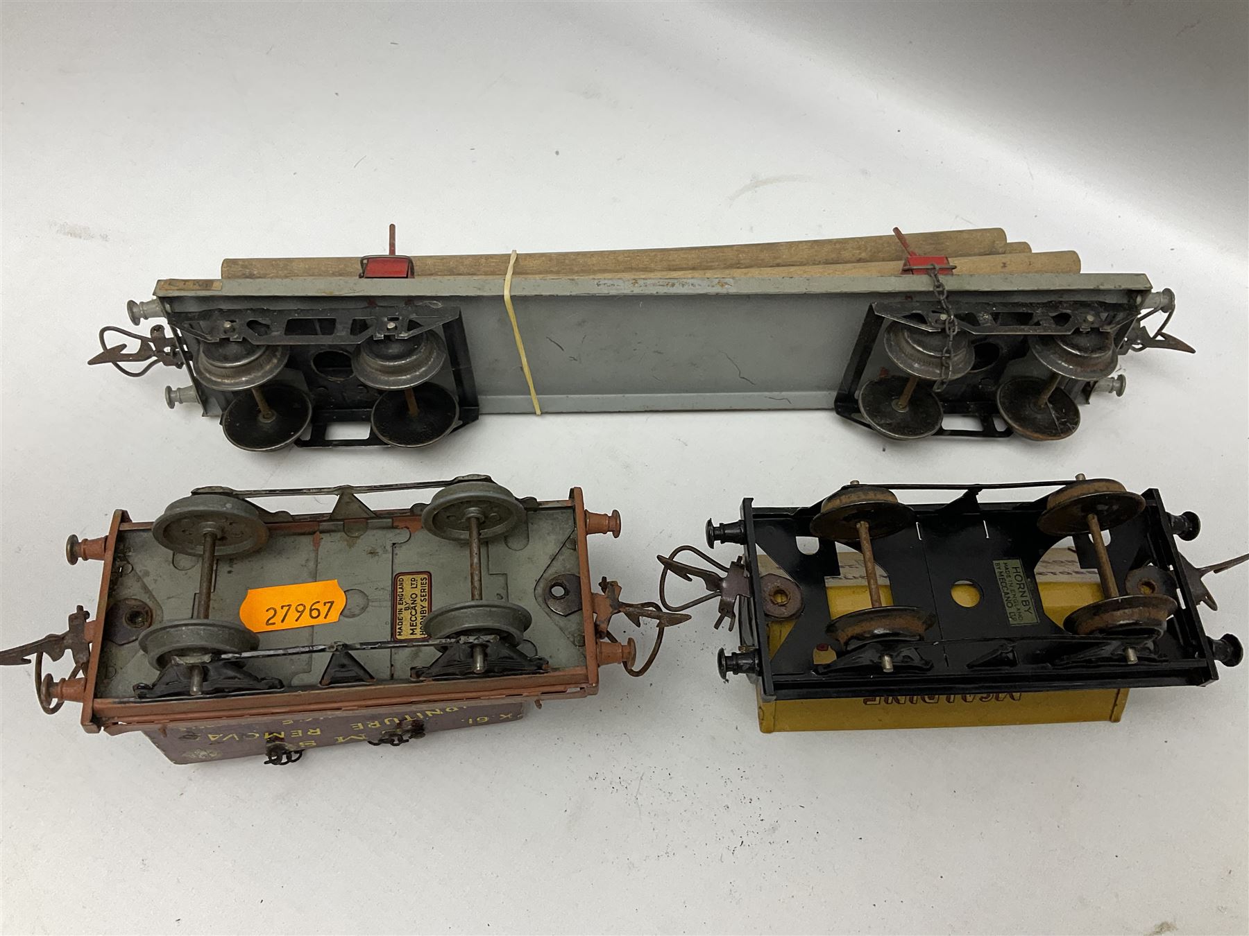 Hornby '0' gauge - sixteen unboxed and playworn goods wagons including bogeyed log carrier - Image 10 of 11