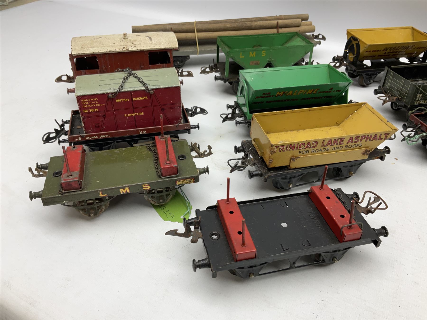 Hornby '0' gauge - sixteen unboxed and playworn goods wagons including bogeyed log carrier - Image 4 of 11