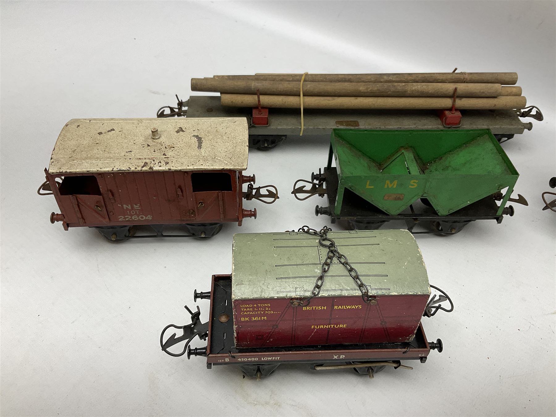 Hornby '0' gauge - sixteen unboxed and playworn goods wagons including bogeyed log carrier - Image 11 of 11