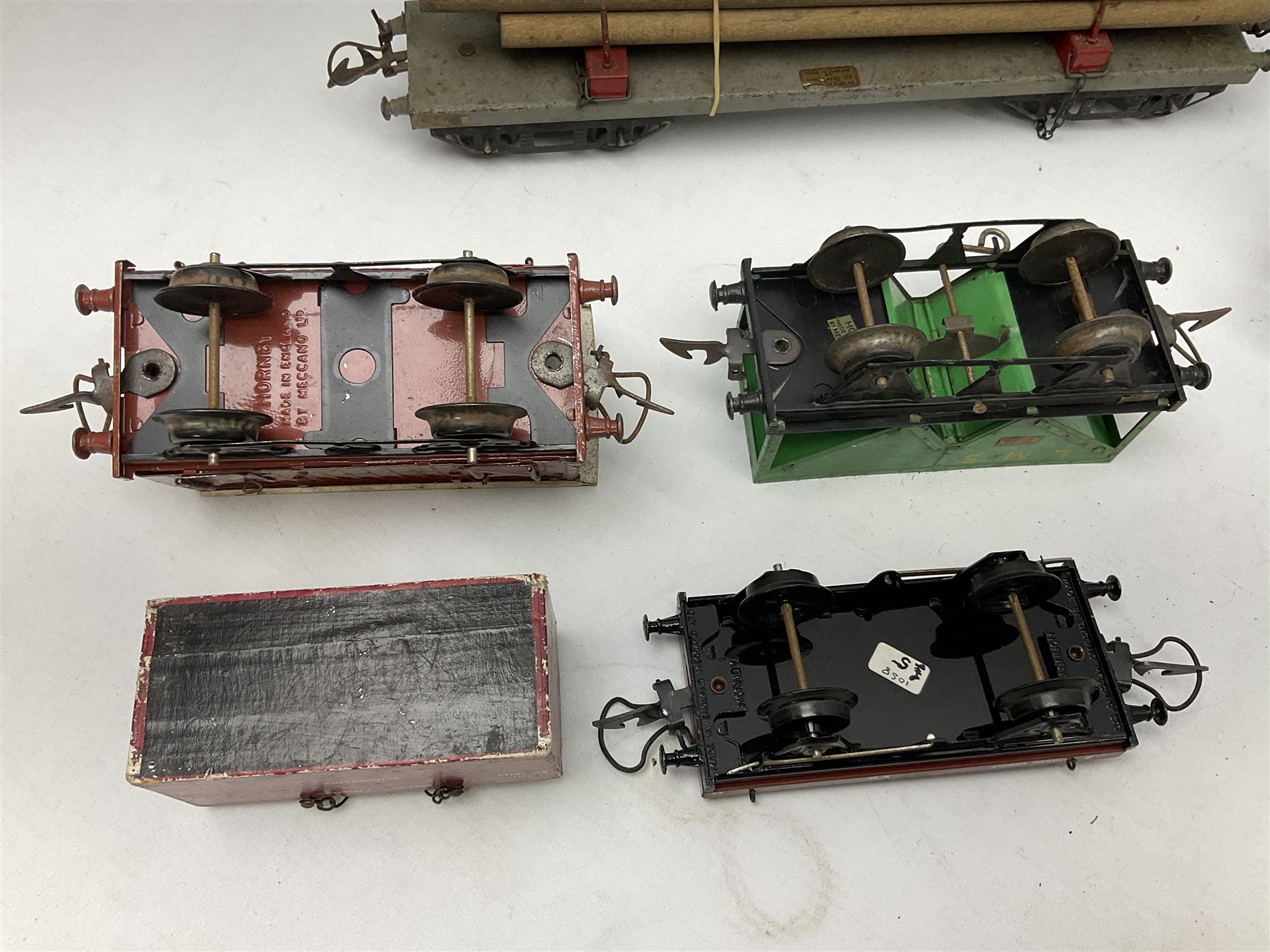 Hornby '0' gauge - sixteen unboxed and playworn goods wagons including bogeyed log carrier - Image 8 of 11