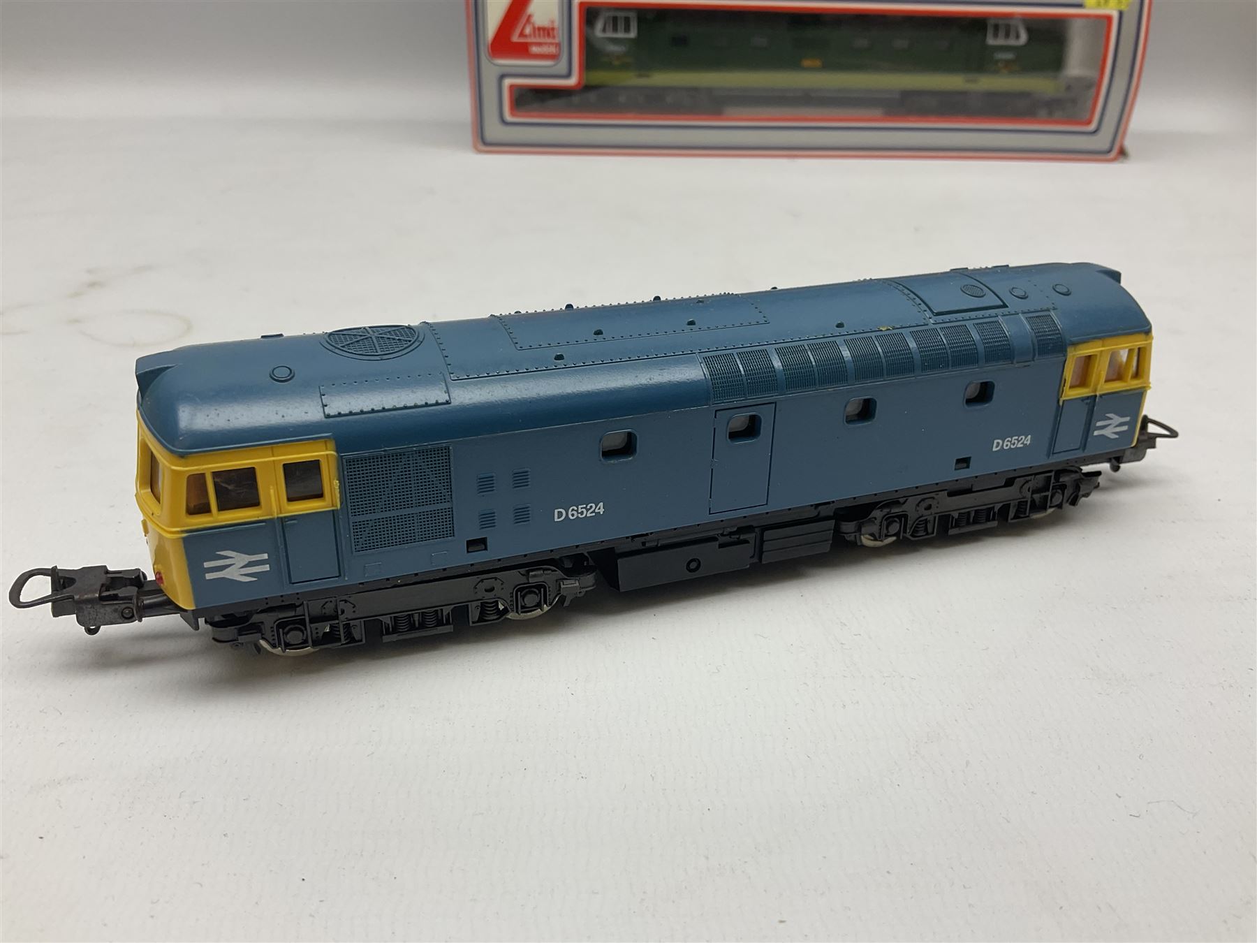 Lima '00' gauge - Class 55 diesel locomotive 'Meld' No.D9003; Class 55 diesel locomotive 'Fife & For - Image 2 of 9