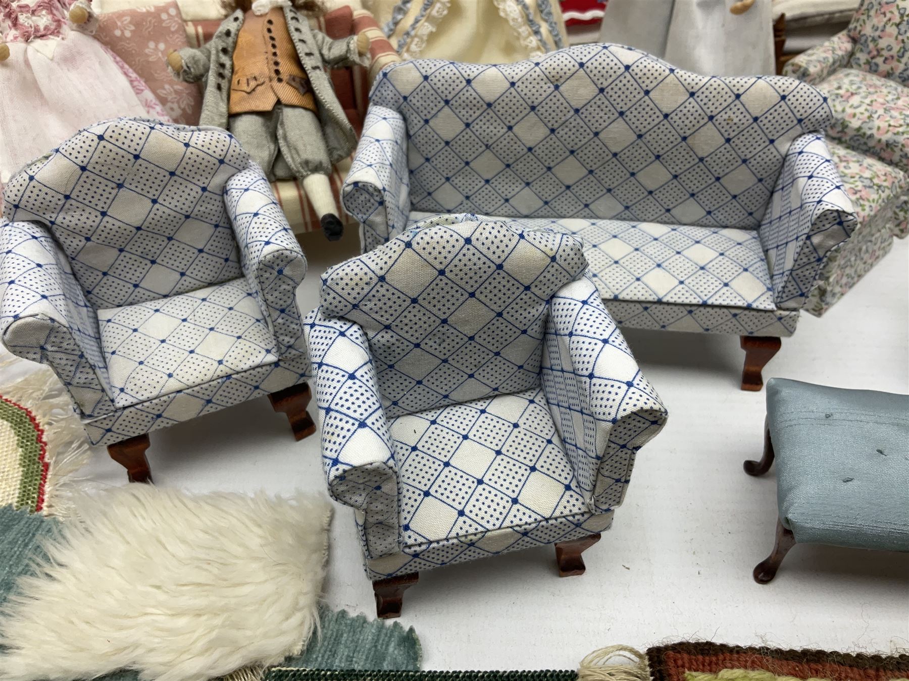 Doll's house soft furnishings - including quality three-piece suite - Image 7 of 12