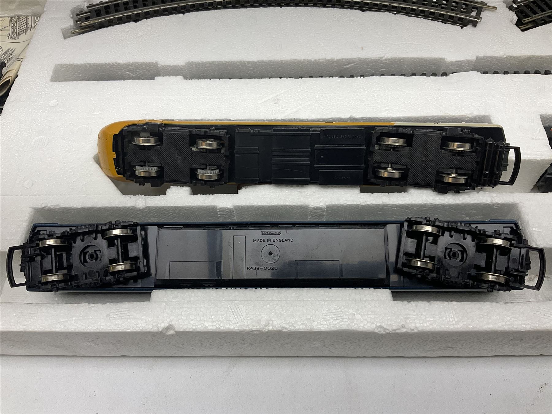 Hornby '00' gauge - Intercity 125 2-car set Nos.43010 & 43011 with one coach in original box with tr - Image 4 of 14