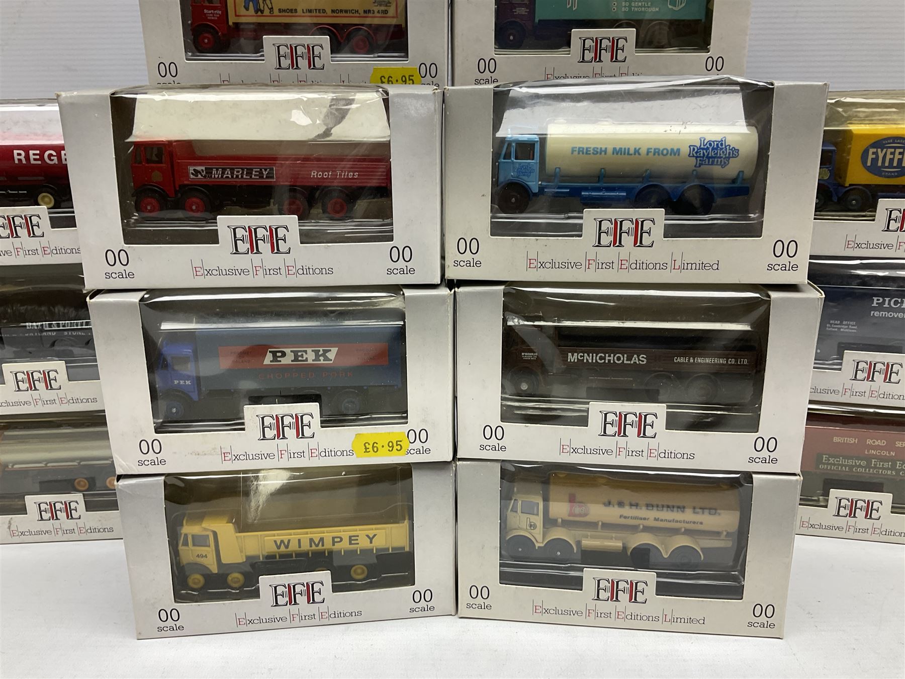 Thirty-two Exclusive First Editions Commercials '00' scale die-cast models - Image 8 of 11