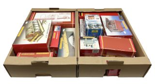 Hornby '00' gauge - nineteen construction kits for trackside buildings and accessories including Gra