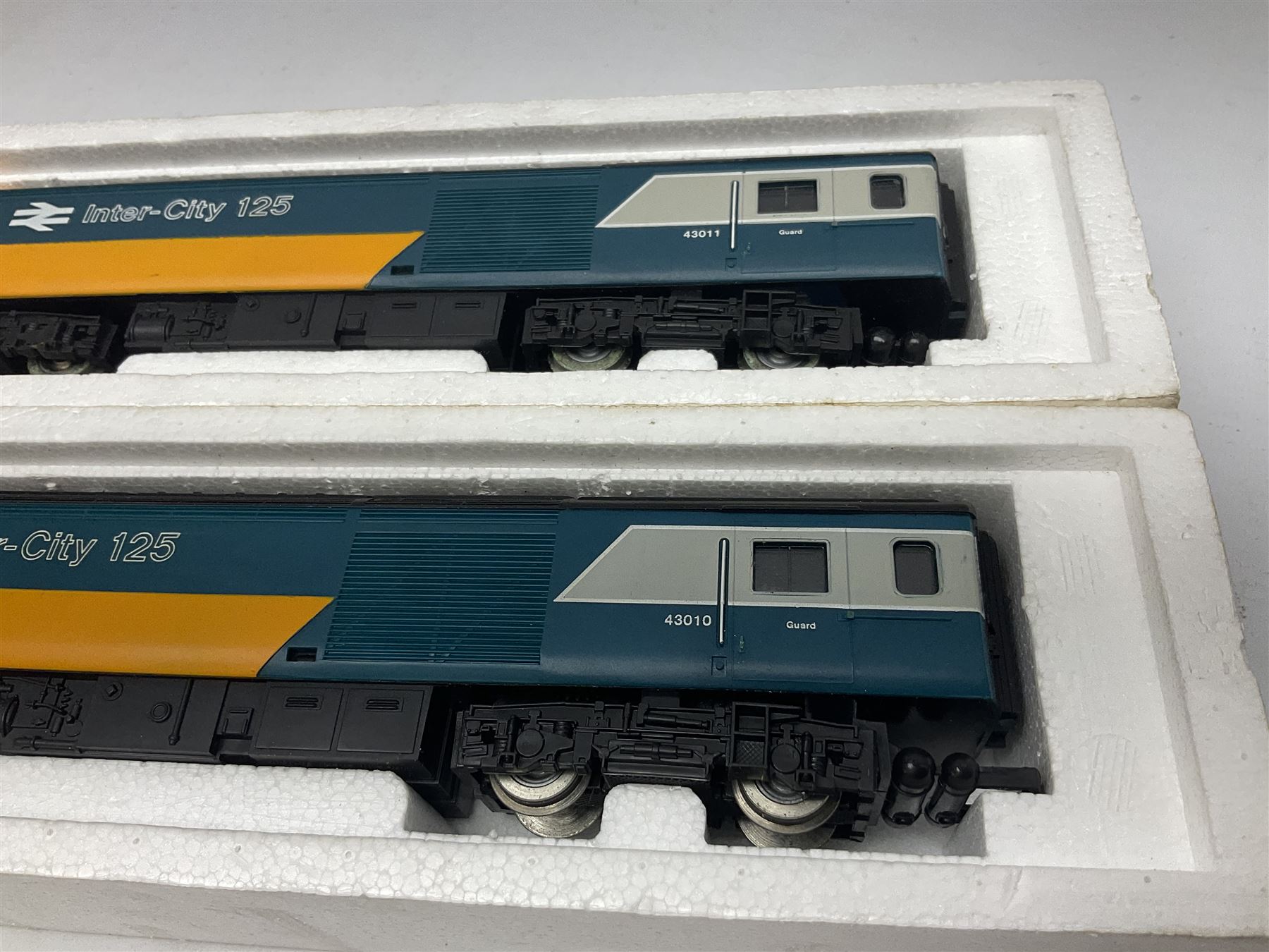 Hornby '00' gauge - B.R. Class 253 High Speed Train Intercity 125 two-car power and dummy power car - Image 8 of 9