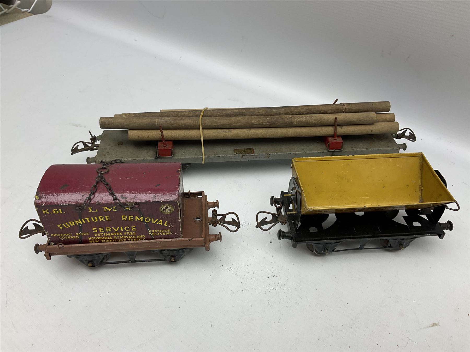 Hornby '0' gauge - sixteen unboxed and playworn goods wagons including bogeyed log carrier - Image 9 of 11