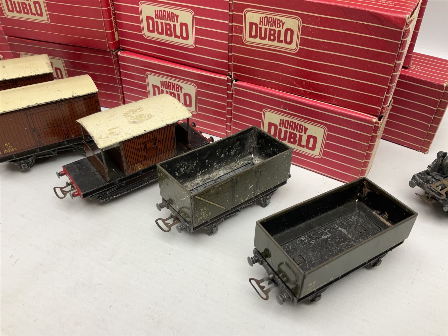 Hornby Dublo - sixteen wagons comprising 4300 - Image 2 of 6