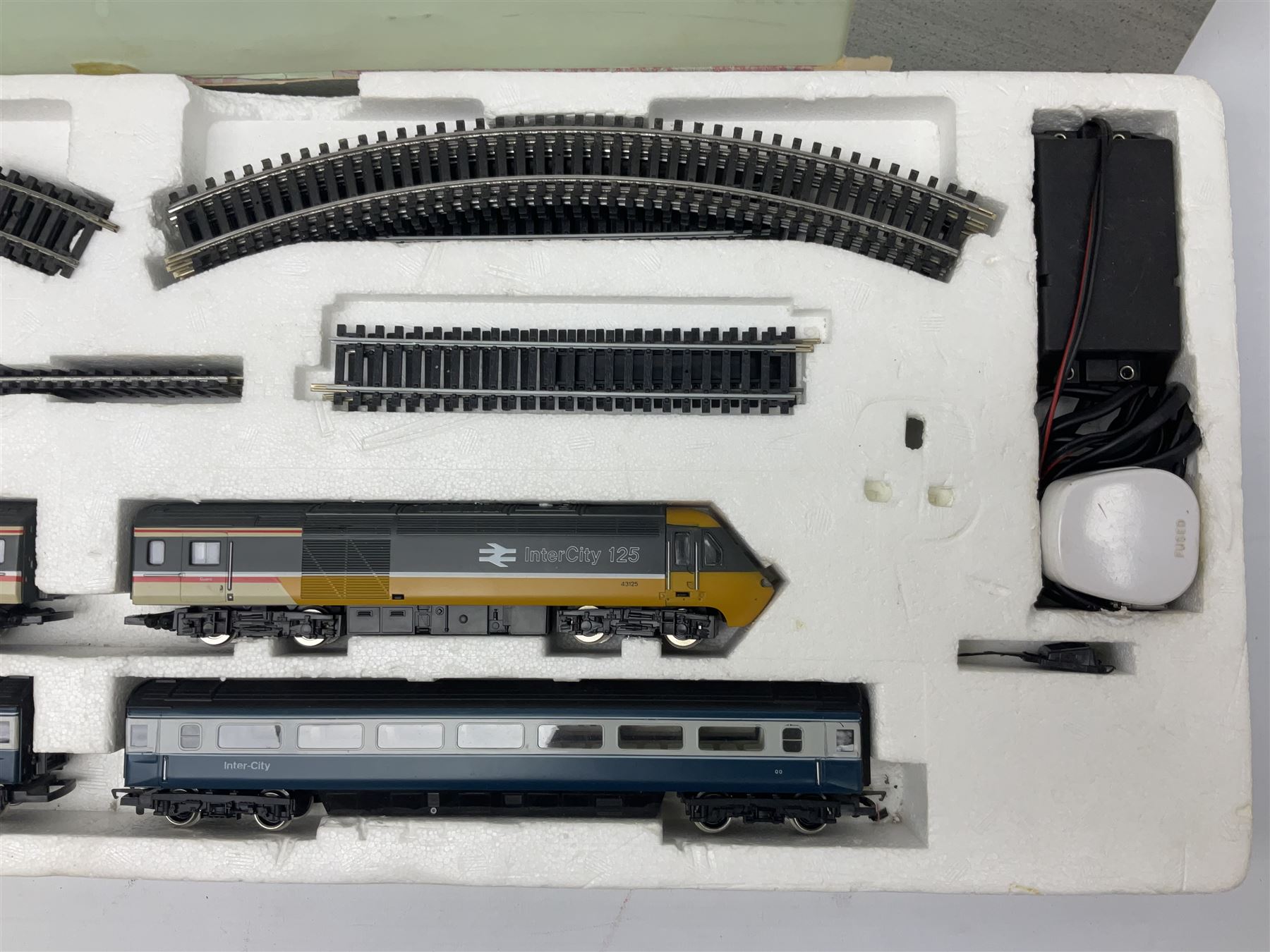 Hornby '00' gauge - Intercity 125 2-car set Nos.43010 & 43011 with one coach in original box with tr - Image 2 of 14