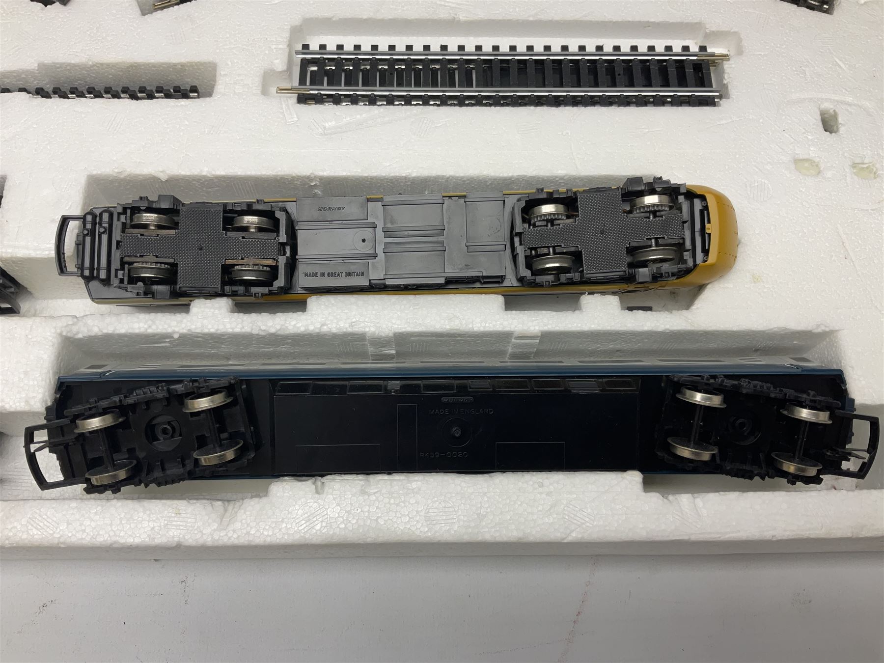 Hornby '00' gauge - Intercity 125 2-car set Nos.43010 & 43011 with one coach in original box with tr - Image 5 of 14