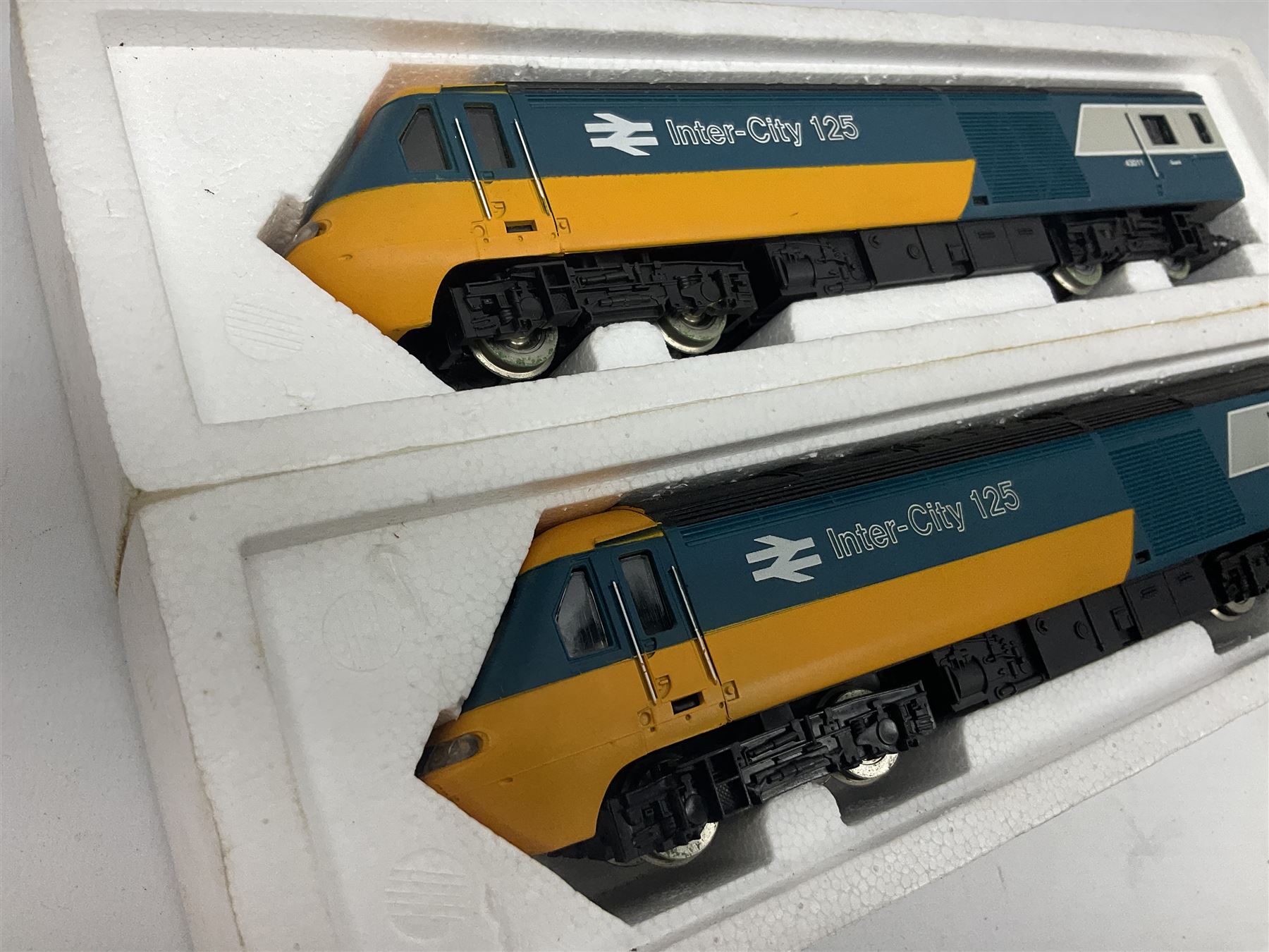 Hornby '00' gauge - B.R. Class 253 High Speed Train Intercity 125 two-car power and dummy power car - Image 7 of 9