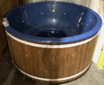 Deluxe fibreglass circular hot tub with cover