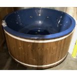 Deluxe fibreglass circular hot tub with cover