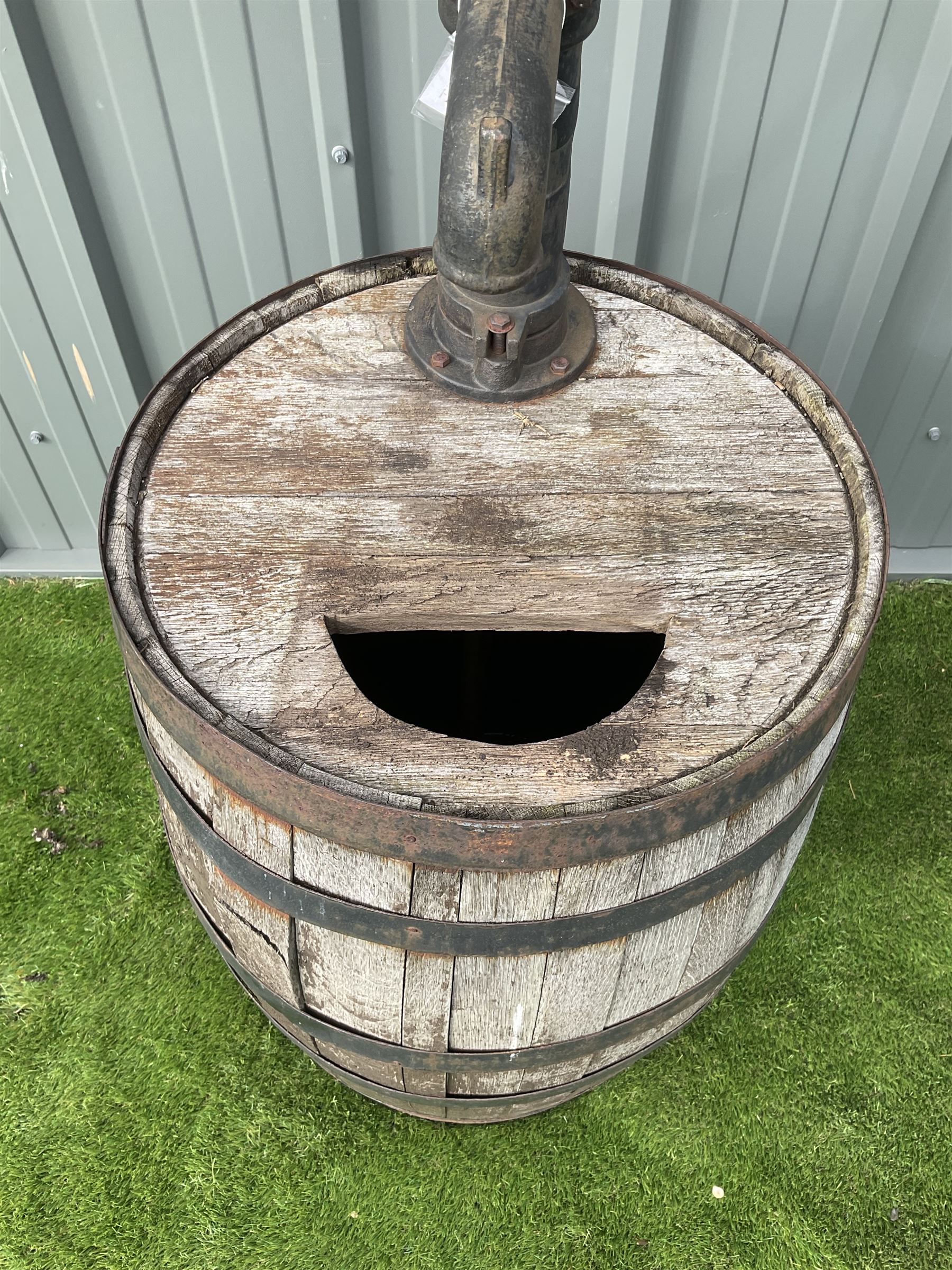 Coopered barrel with cast iron pump - Image 4 of 4