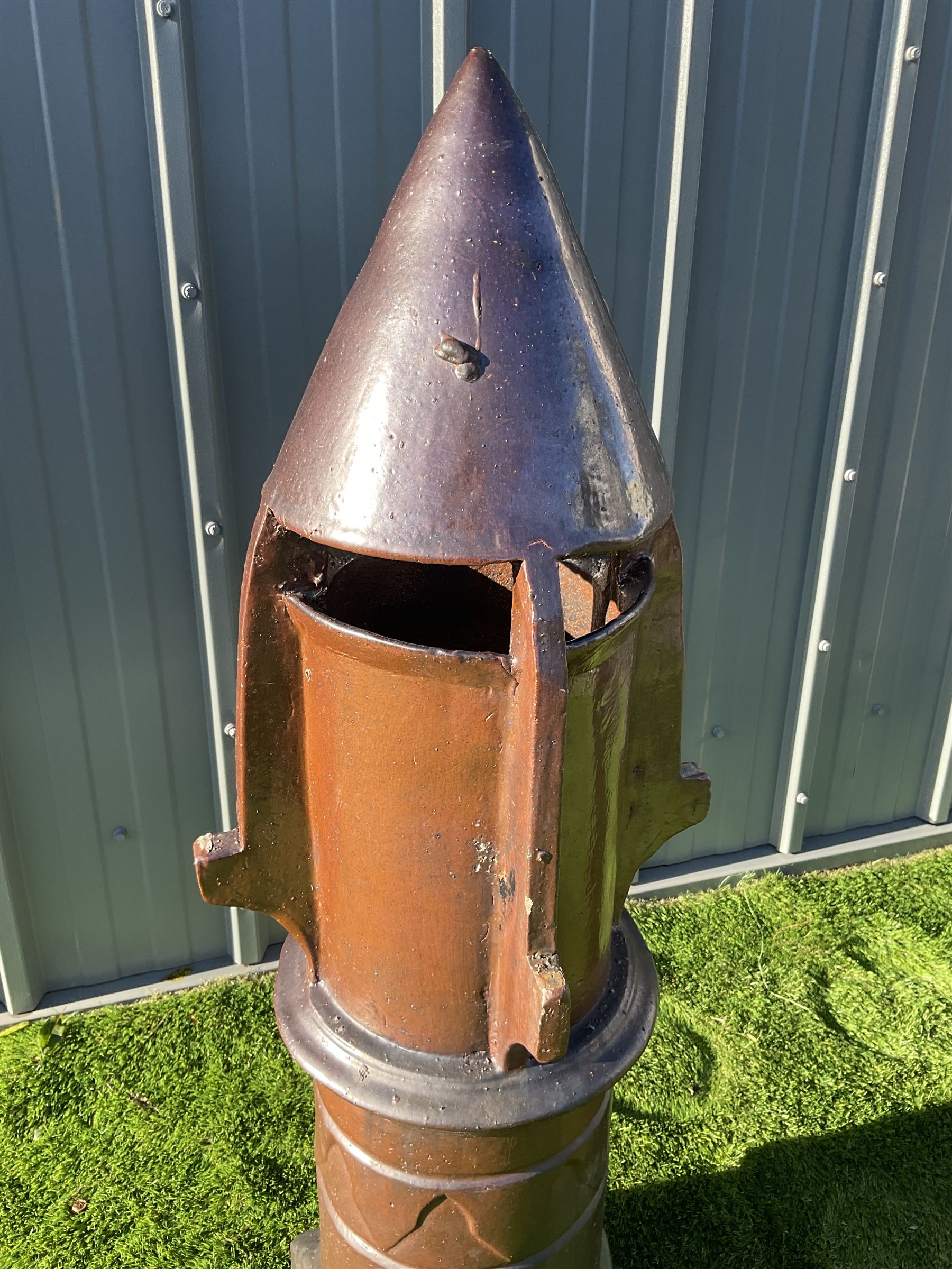 Glazed terracotta rocket shaped chimney pot - Image 2 of 3
