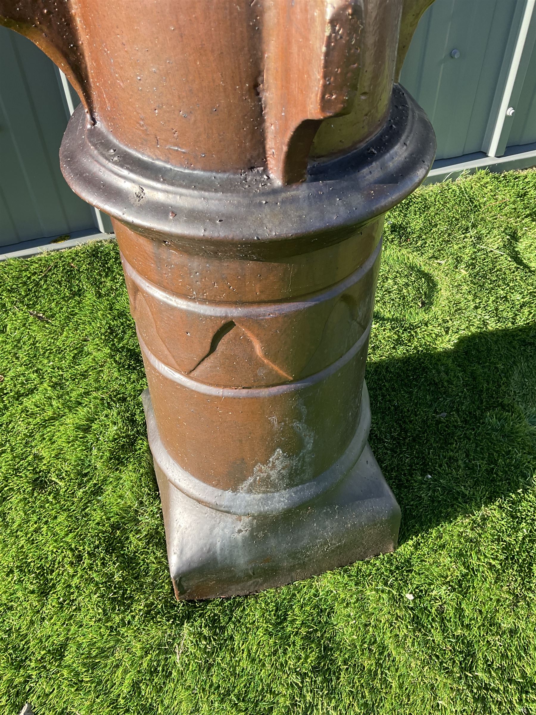 Glazed terracotta rocket shaped chimney pot - Image 3 of 3
