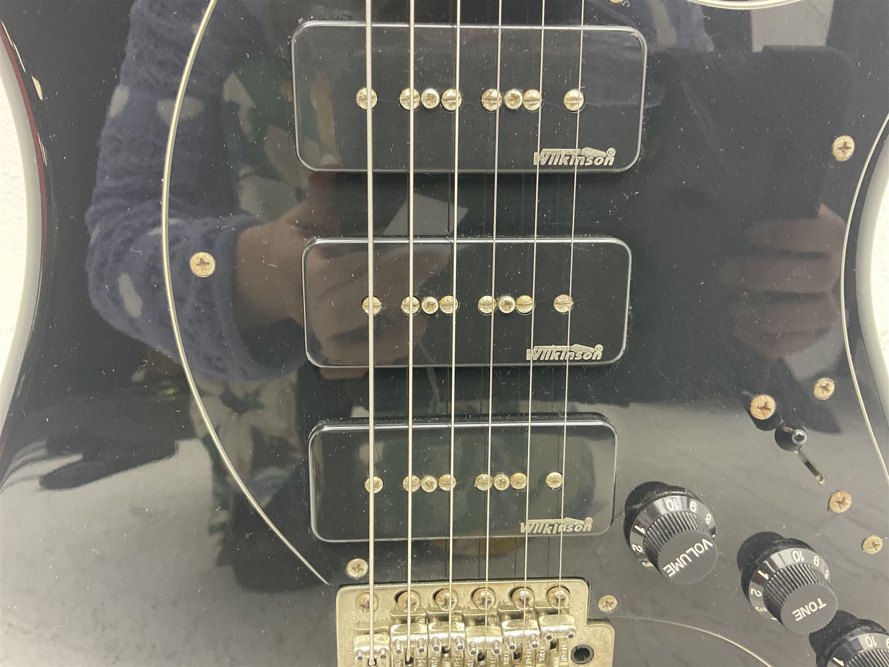 Vintage Advance AV6 electric guitar in black L98cm - Image 2 of 11
