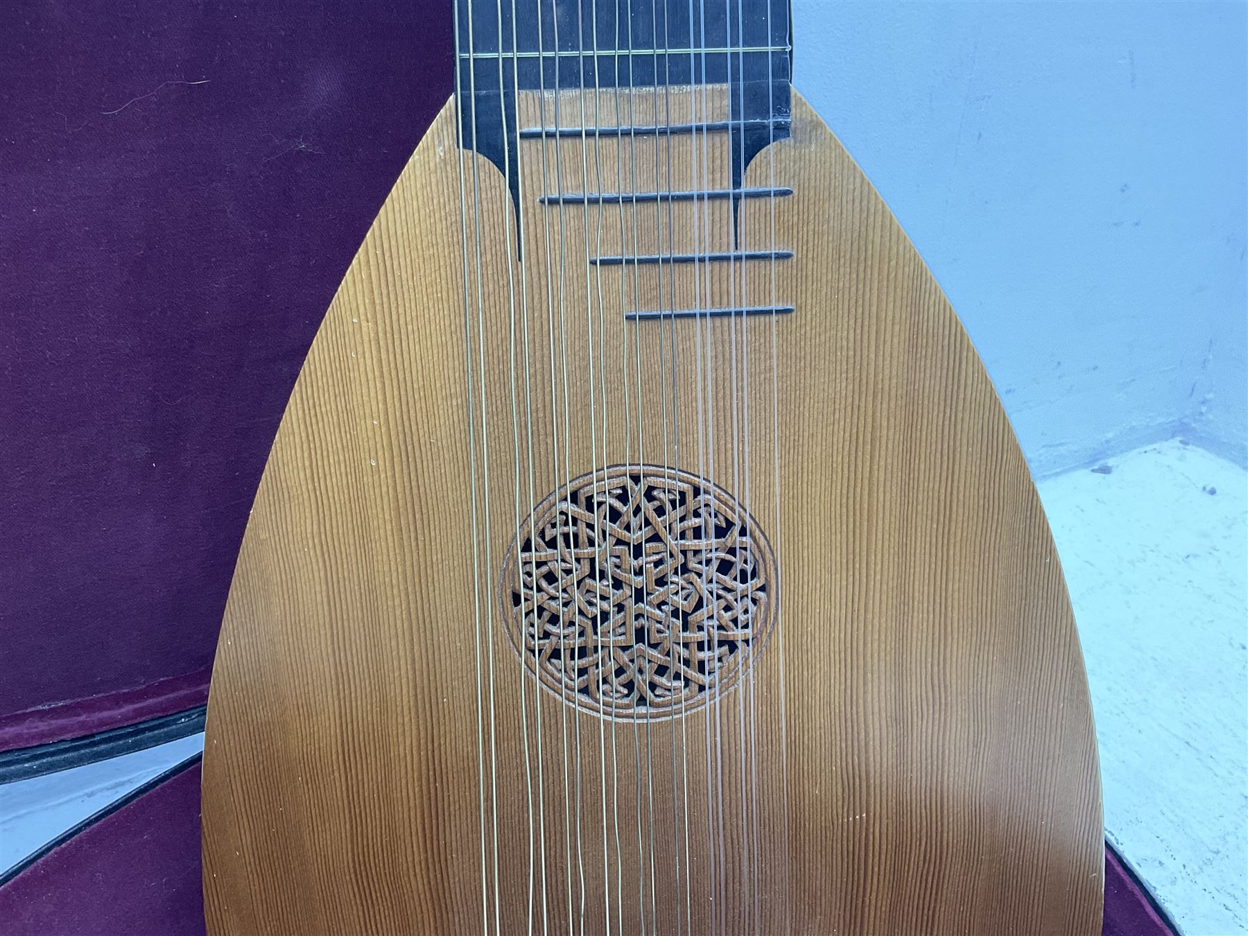 Maurice Vincent Ongar Ireland 17-string lute with segmented maple back - Image 3 of 18