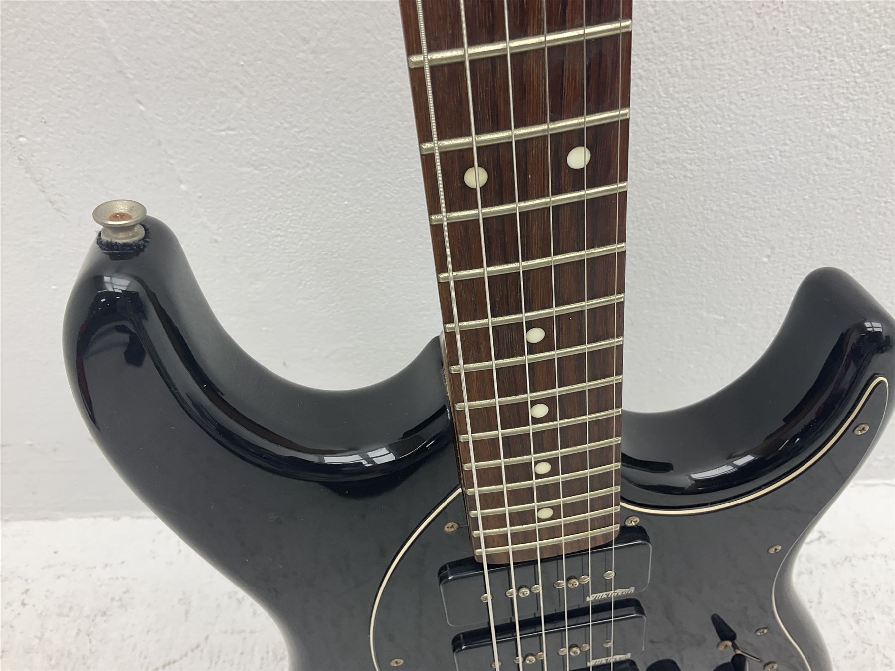 Vintage Advance AV6 electric guitar in black L98cm - Image 3 of 11