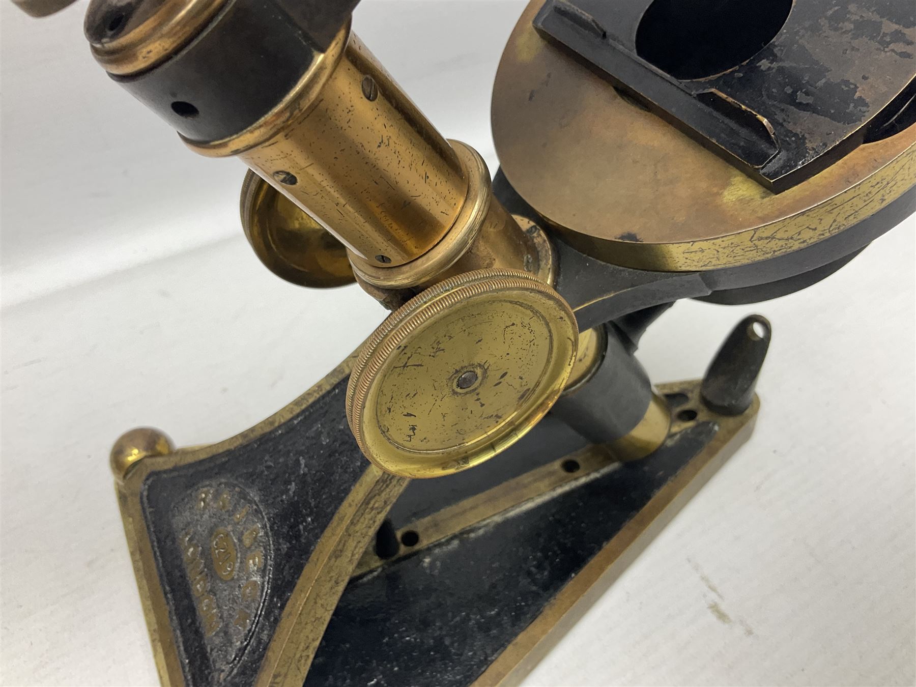 Late 19th/early 20th century brass monocular microscope by R. & J. Beck London No.6219 - Image 5 of 15