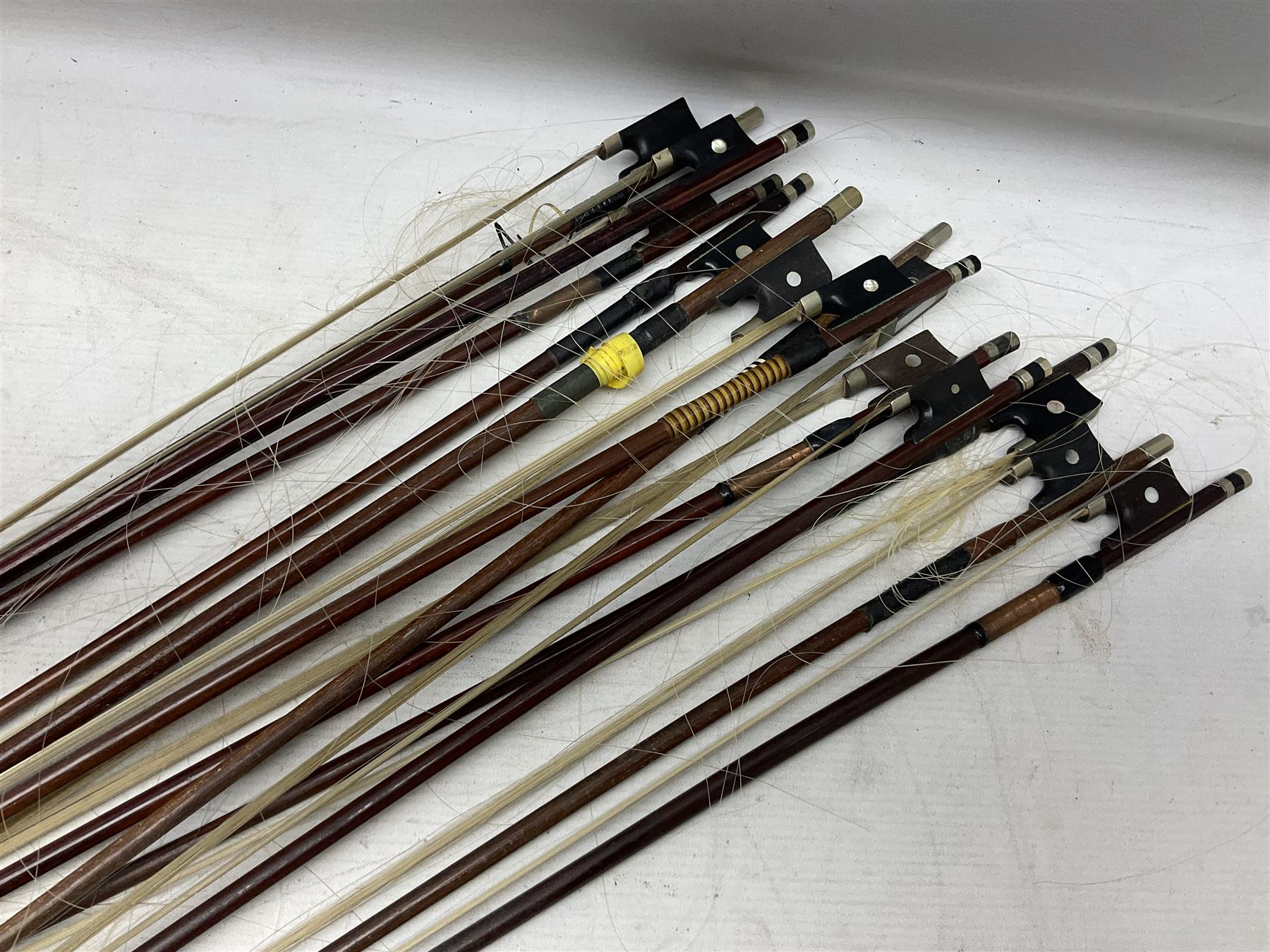 Collection of fourteen assorted violin/cello bows - Image 7 of 9