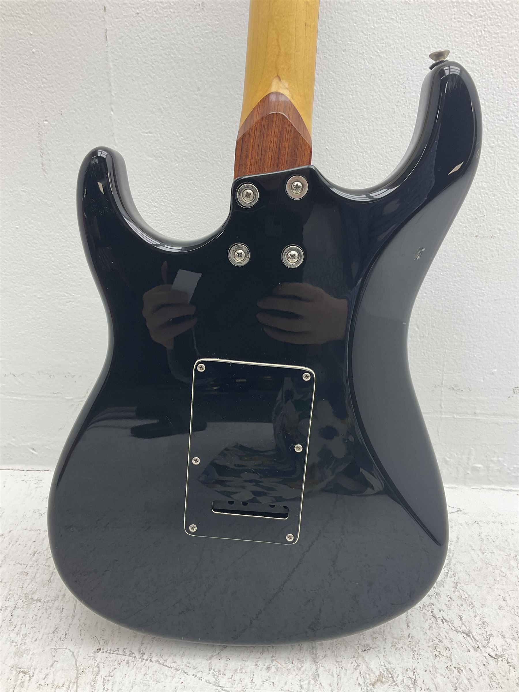 Vintage Advance AV6 electric guitar in black L98cm - Image 10 of 11