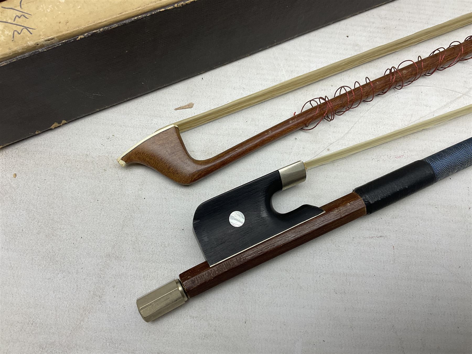 Collection of fourteen assorted violin/cello bows - Image 2 of 9