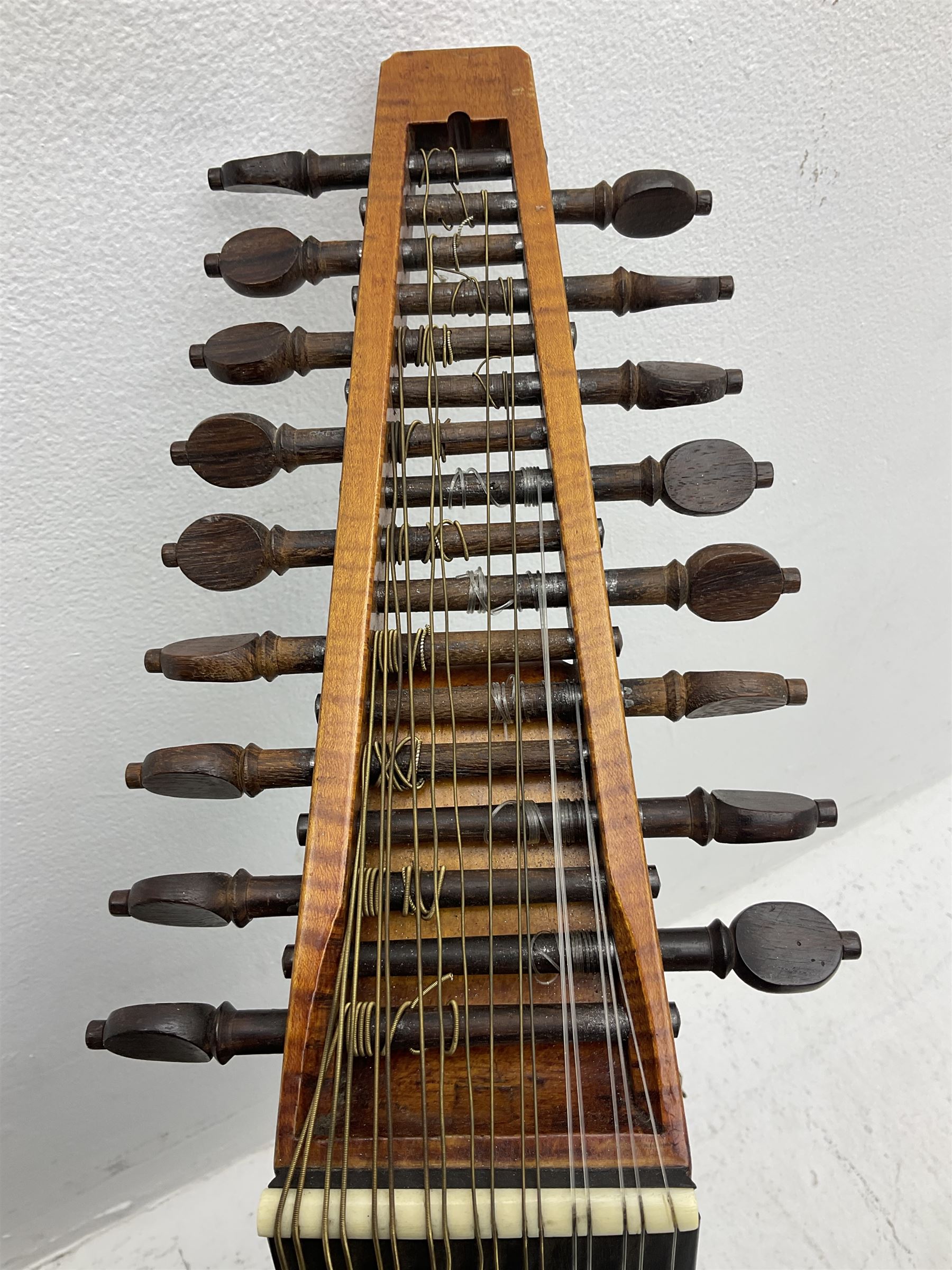 Maurice Vincent Ongar Ireland 17-string lute with segmented maple back - Image 5 of 18