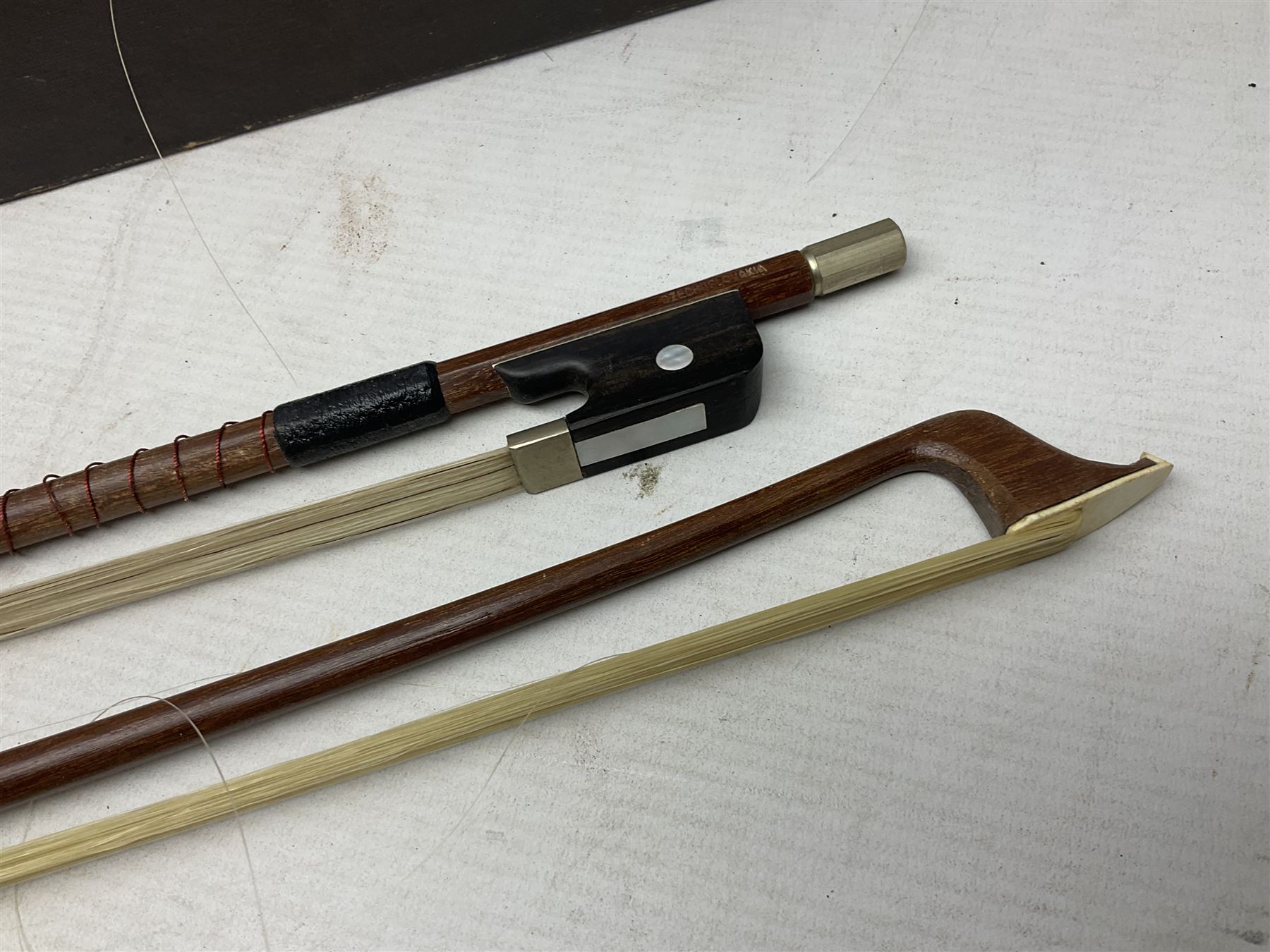 Collection of fourteen assorted violin/cello bows - Image 6 of 9