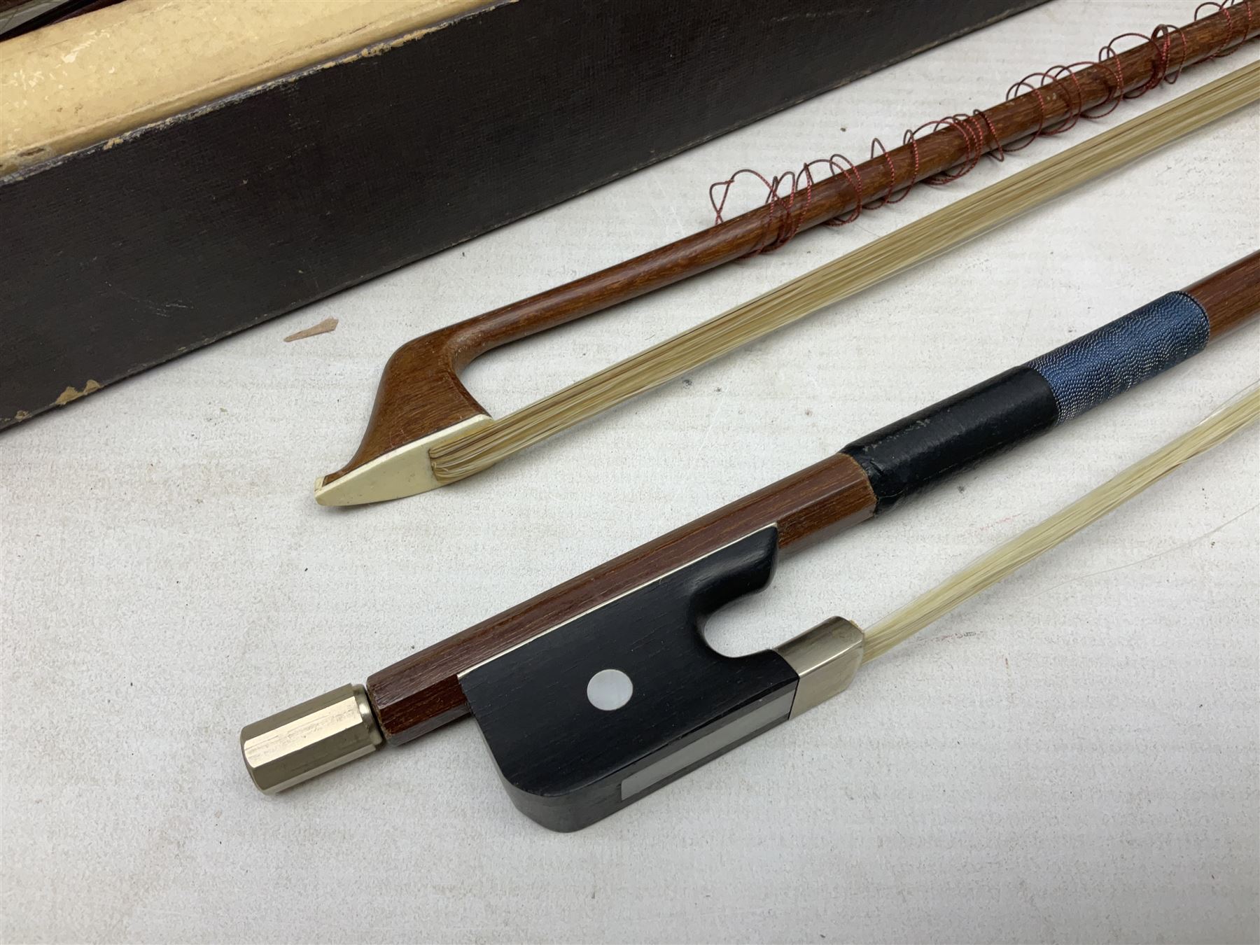 Collection of fourteen assorted violin/cello bows - Image 5 of 9