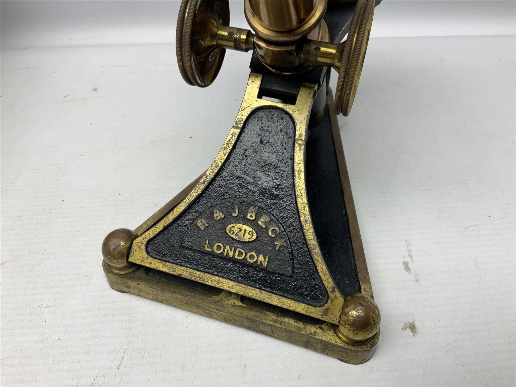 Late 19th/early 20th century brass monocular microscope by R. & J. Beck London No.6219 - Image 2 of 15