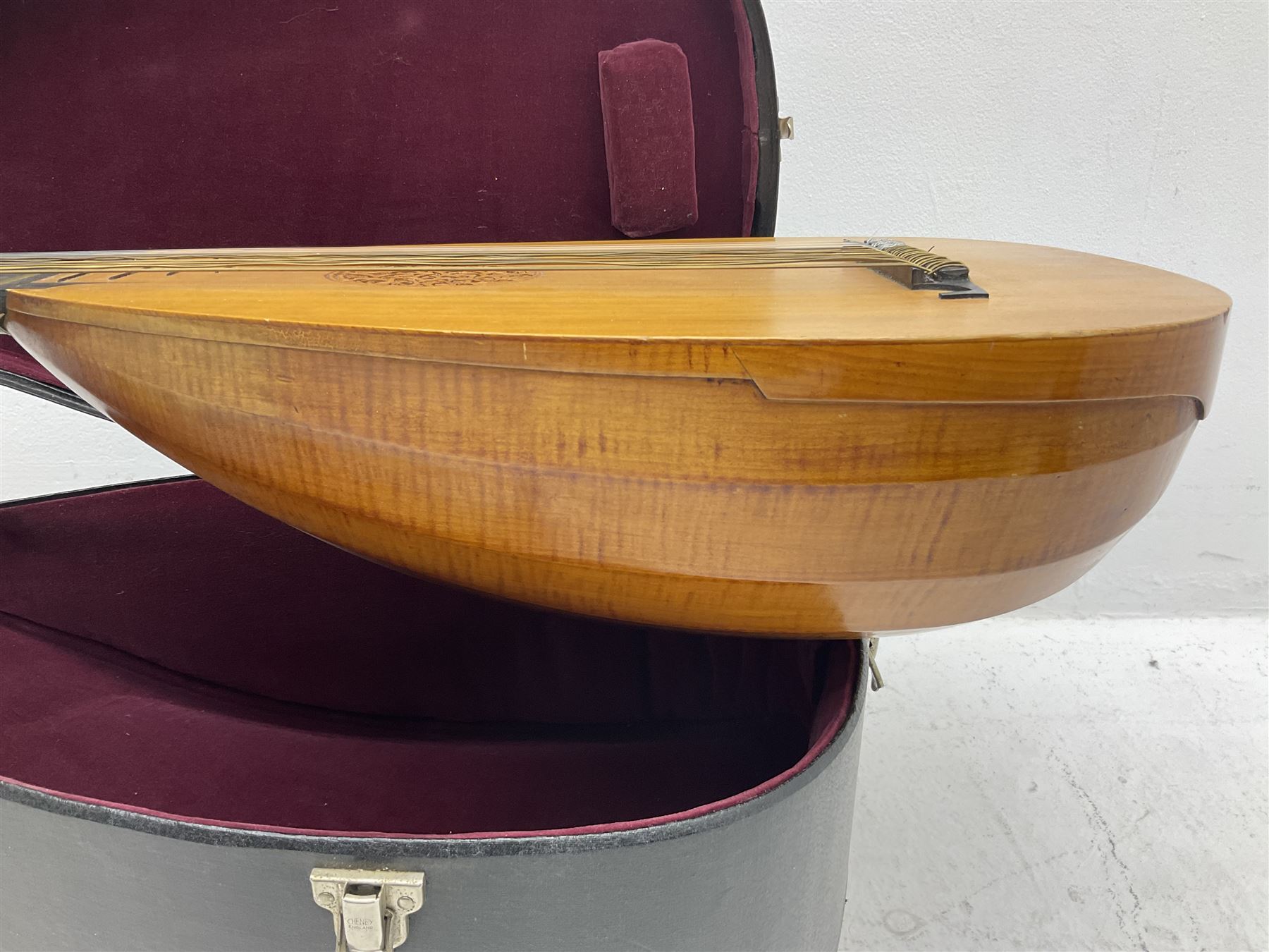 Maurice Vincent Ongar Ireland 17-string lute with segmented maple back - Image 12 of 18