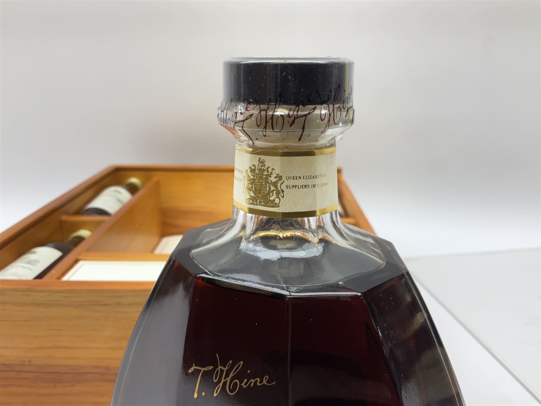 Presentation set comprising Hine Antique cognac 70cl - Image 6 of 12