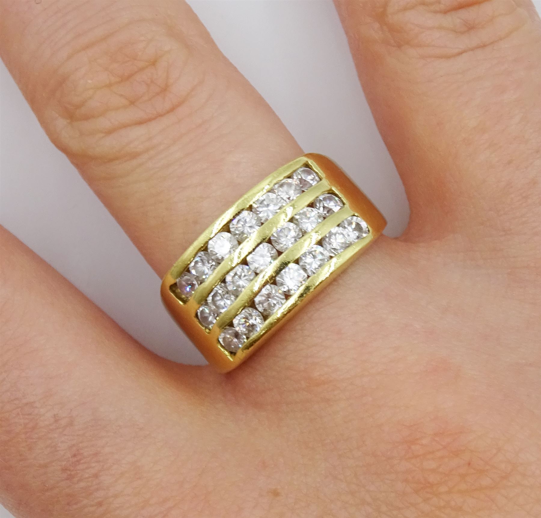 18ct gold three row channel set cubic zirconia ring - Image 2 of 4