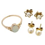 9ct gold single stone opal ring and two pairs of 9ct gold pearl stud earrings