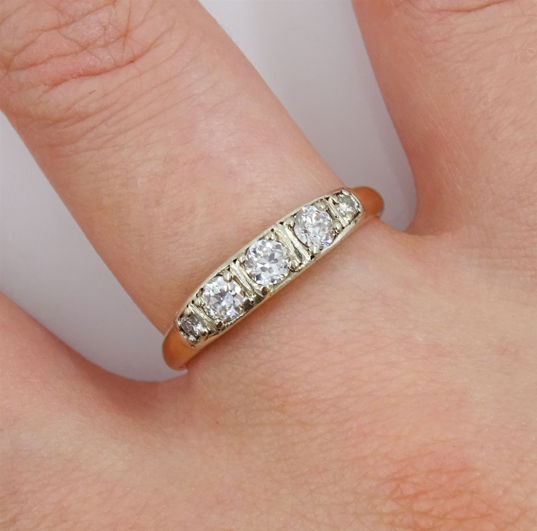 Gold five stone graduating round brilliant cut diamond ring - Image 2 of 5