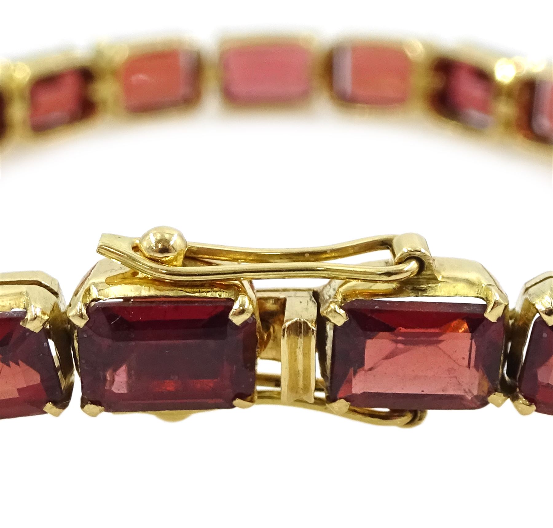 18ct gold emerald cut garnet link bracelet - Image 2 of 2