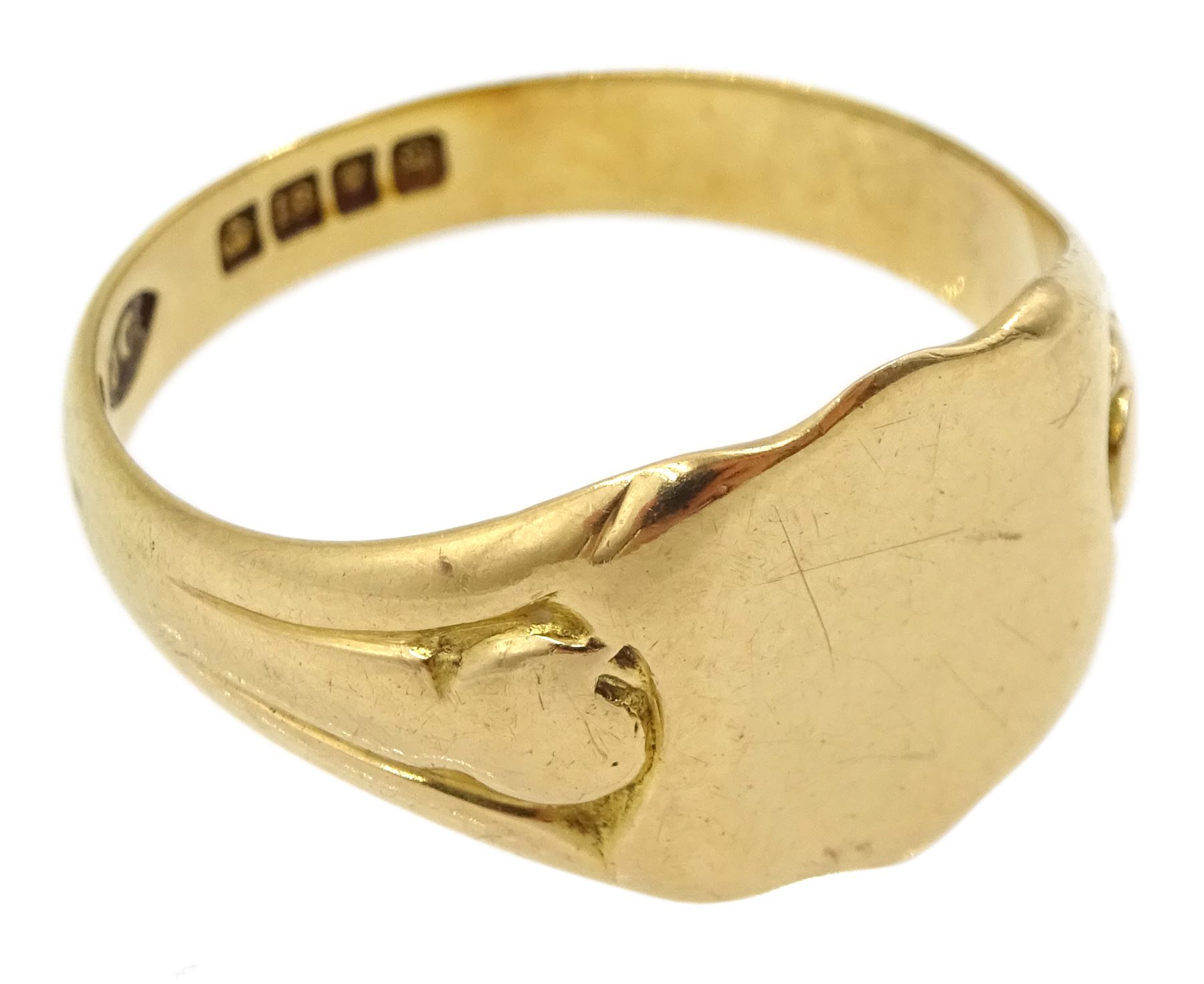 18ct gold shield design signet ring - Image 2 of 3
