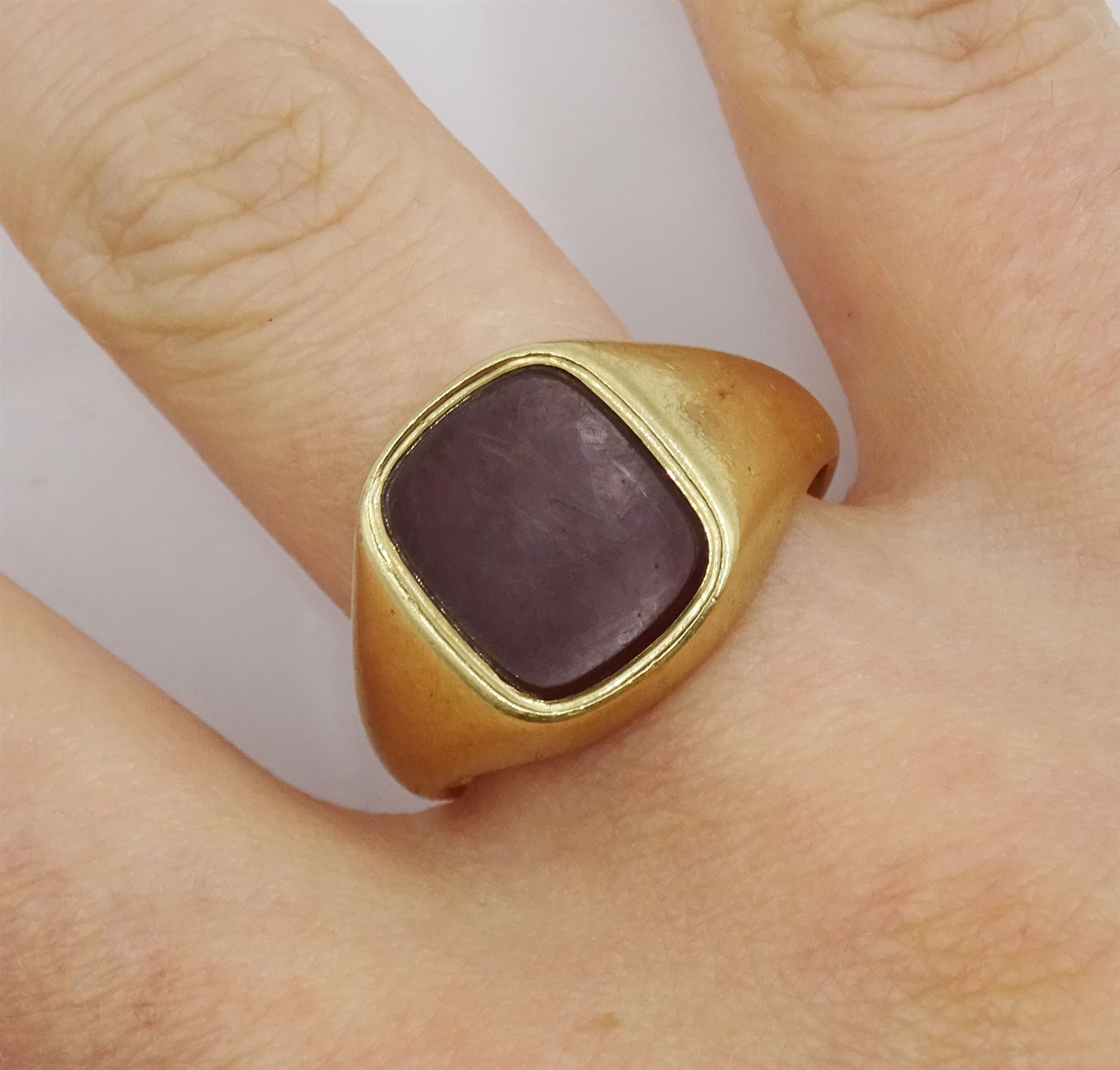 9ct gold single stone carnelian signet ring - Image 2 of 4