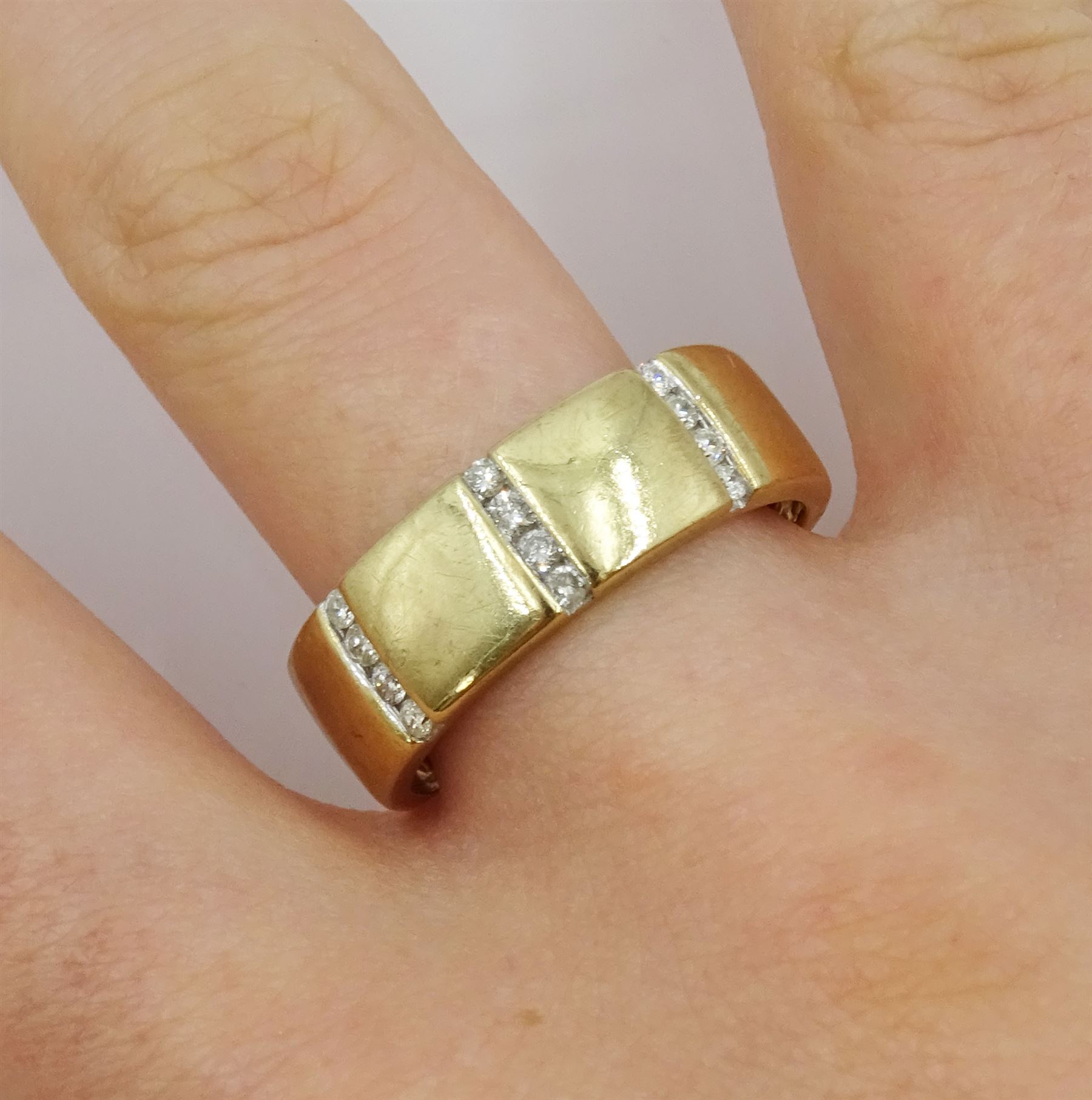 9ct gold three row diamond ring - Image 2 of 4