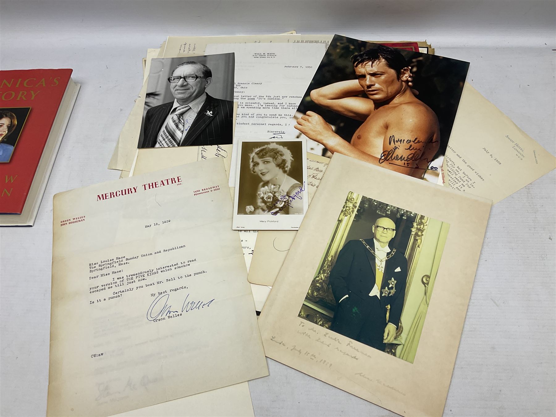 Over five-hundred and fifty autographs and signatures on cards - Image 18 of 22