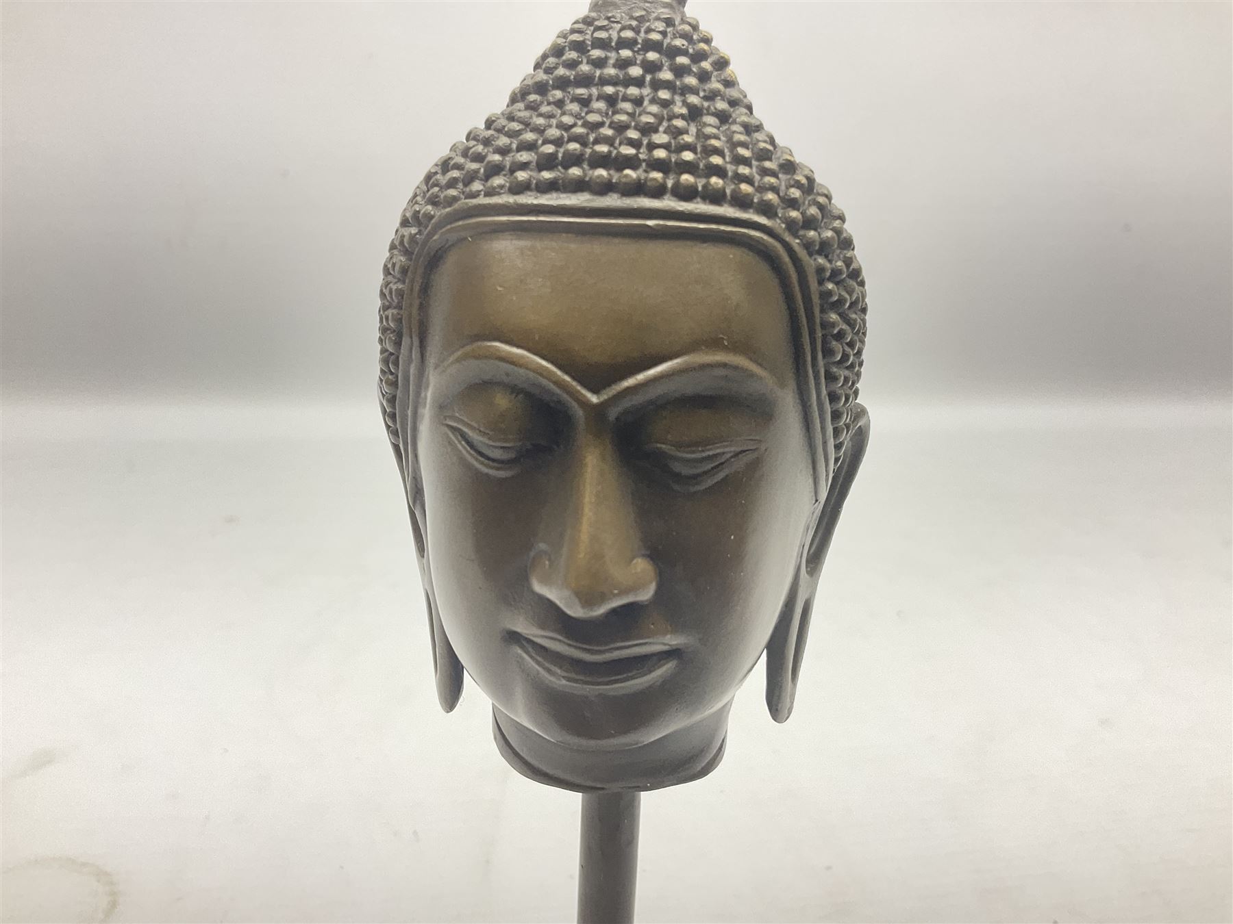 Bronze Buddha head upon a square marble base - Image 4 of 6