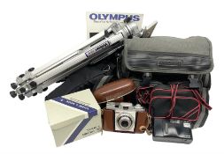 Quantity of photograhic equipment including Kodak Coloursnap 35 camera