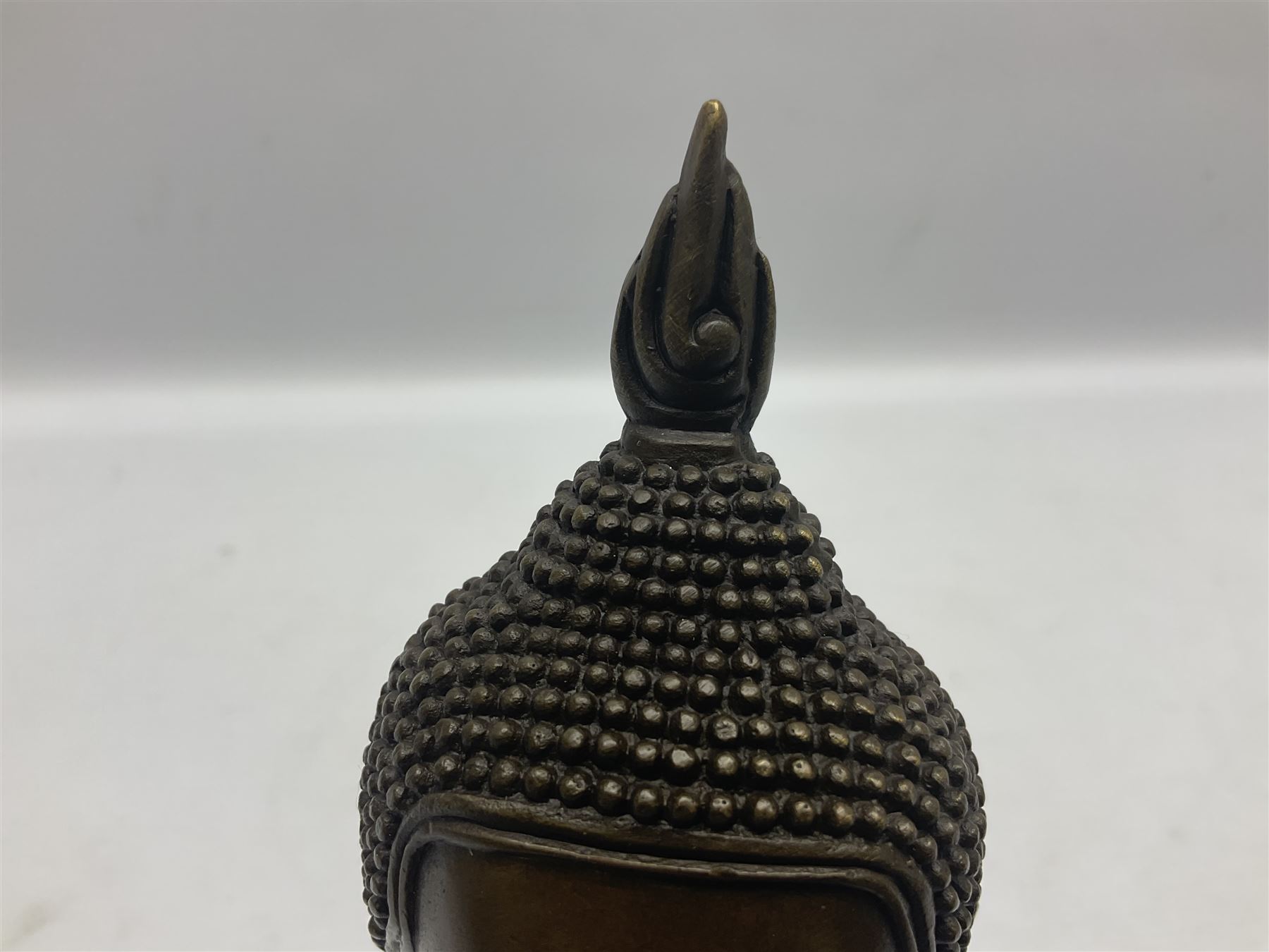 Bronze Buddha head upon a square marble base - Image 5 of 6