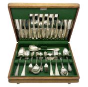 United Cutlers Sheffield silver-plate canteen of cutlery for six settings in oak case