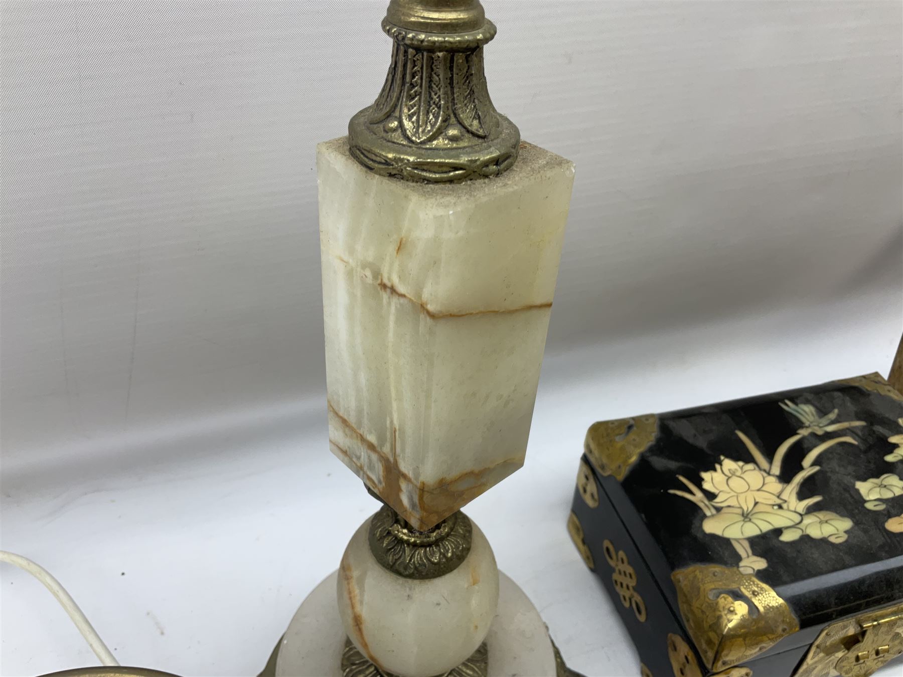Onyx and brass table lamp - Image 3 of 10